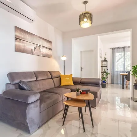 Beautiful In Gradina With Kitchen